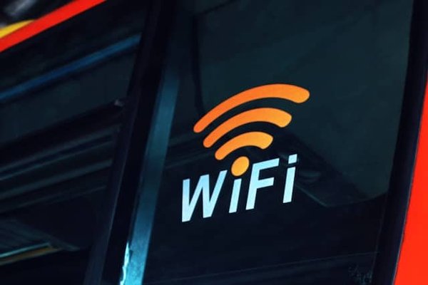 Quel logiciel de gestion de réseau est recommandé pour un hôtel avec plusieurs points d'accès Wi-Fi?