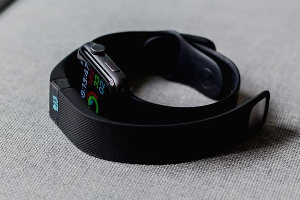 Quelle méthode pour configurer des notifications de rappel d'hydratation sur un Fitbit Versa appairé à un Honor 20?